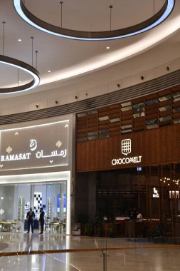 ABU DHABI, 31 Aralık: Ramasat & Chocomelt mağazaları Yas Mall, Abu Dabi, BAE, Yas Mall 'da 31 Aralık 2023' te görüldü..