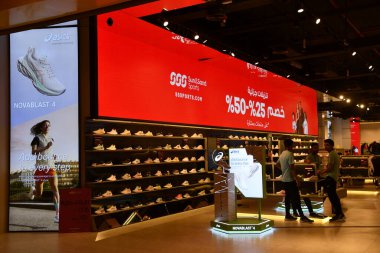ABU DHABI, 31 Aralık 2023 'te Abu Dabi, BAE' deki Yas Mall, Yas Mall 'da görülen Sun and Sports mağazası.