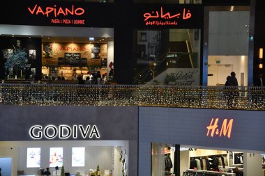 ABU DHABI, 31 DEC: Vapiano Godiva H & M mağazaları Yas Mall, Abu Dabi, BAE, Yas Mall 'da 31 Aralık 2023' te görüldü..