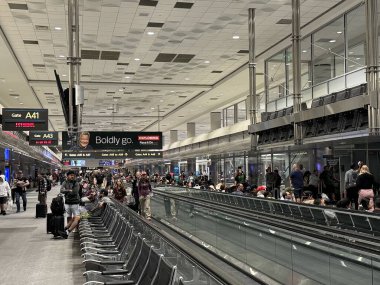 DENVER, CO - 14 Haziran 2024 'te görüldüğü üzere, Colorado' daki Denver Uluslararası Havalimanı 'ndaki terminal binası.