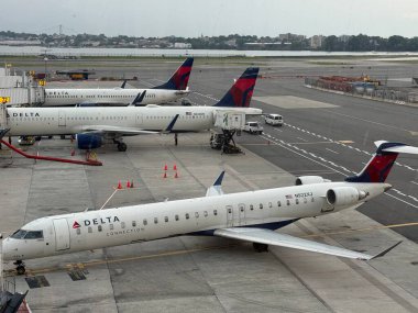 NEW YORK, NY - 14 Haziran 2024 'te New York' taki La Guardia Uluslararası Havalimanı 'nda görülen Delta Airlines uçakları.