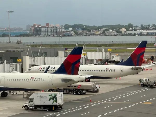 NEW YORK, NY - 14 Haziran 2024 'te New York' taki La Guardia Uluslararası Havalimanı 'nda görülen Delta Airlines uçakları.