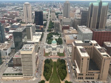 St. Louis, Missouri 'deki Gateway Kemeri' nin tepesindeki St. Louis şehir merkezinin 7 Temmuz 2023 'te görüldüğü görüntüsü..
