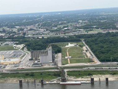 St. Louis, Missouri 'deki Gateway Kemeri' nin tepesindeki St. Louis şehir merkezinin 7 Temmuz 2023 'te görüldüğü görüntüsü..