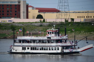 St. Louis, Missouri 'de 7 Temmuz 2023' te görülen Arch Riverboat Geçidi..