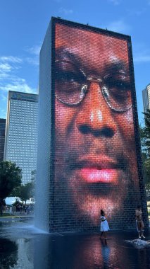 Chicago, Illinois 'deki Millennium Park' ta 3 Temmuz 2024 'te görülen Crown Fountain..