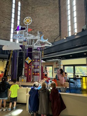 Chicago, IL - 3 Temmuz 2024 'te Chicago Çocuk Müzesi' nde Su Kenti Sergisi.