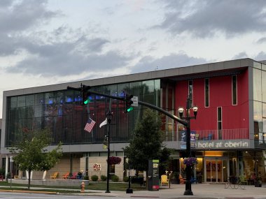 5 Temmuz 2024 'te Oberlin, Ohio' daki Oberlin Oteli 'nde görüldü..