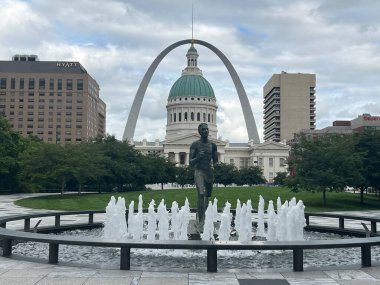 St. Louis, Missouri 'deki Kiener Plaza Park ve Kaçak Heykeli 8 Temmuz 2023' te görüldü..