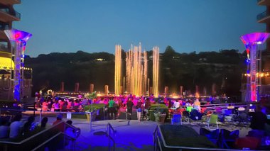 BRANSON, MO - 2 Temmuz 2023 'te MIssouri' deki Branson Landing 'de Çeşme Suyu ve Yangın Gösterisi.