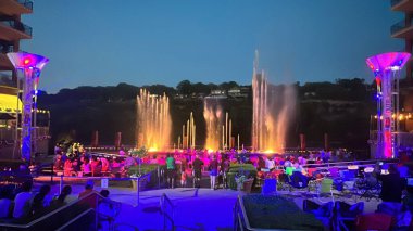 BRANSON, MO - 2 Temmuz 2023 'te MIssouri' deki Branson Landing 'de Çeşme Suyu ve Yangın Gösterisi.