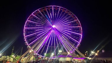 BRANSON, MO - 2 Temmuz 2023 'te Missouri' deki Branson Dönme Dolabında ELECTRIFY A Music & Light Spectacular Show.