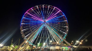 BRANSON, MO - 2 Temmuz 2023 'te Missouri' deki Branson Dönme Dolabında ELECTRIFY A Music & Light Spectacular Show.