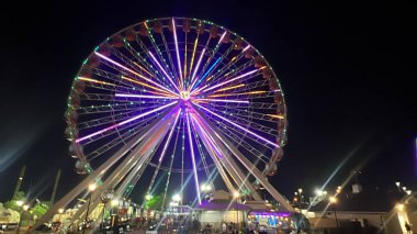 BRANSON, MO - 2 Temmuz 2023 'te Missouri' deki Branson Dönme Dolabında ELECTRIFY A Music & Light Spectacular Show.