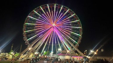 BRANSON, MO - 2 Temmuz 2023 'te Missouri' deki Branson Dönme Dolabında ELECTRIFY A Music & Light Spectacular Show.