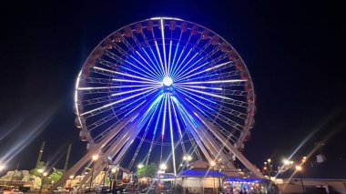 BRANSON, MO - 2 Temmuz 2023 'te Missouri' deki Branson Dönme Dolabında ELECTRIFY A Music & Light Spectacular Show.