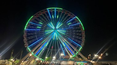 BRANSON, MO - 2 Temmuz 2023 'te Missouri' deki Branson Dönme Dolabında ELECTRIFY A Music & Light Spectacular Show.