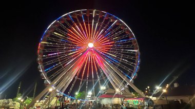 BRANSON, MO - 2 Temmuz 2023 'te Missouri' deki Branson Dönme Dolabında ELECTRIFY A Music & Light Spectacular Show.