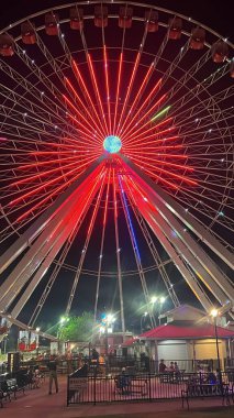 BRANSON, MO - 2 Temmuz 2023 'te Missouri' deki Branson Dönme Dolabında ELECTRIFY A Music & Light Spectacular Show.