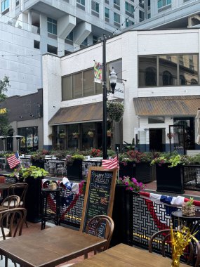 STAMFORD CT - 25 Temmuz 2024 'te Stamford, Connecticut' ta Summer Street 'te açık havada akşam yemeği.