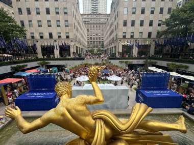 NEW YORK, New York - 28 Temmuz 2024 'te ABD' nin New York şehrindeki Rockefeller Plaza 'daki The Pink' te NBC Olimpiyat İzleme Köyü.