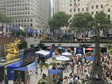 NEW YORK, New York - 28 Temmuz 2024 'te ABD' nin New York şehrindeki Rockefeller Plaza 'daki The Pink' te NBC Olimpiyat İzleme Köyü.