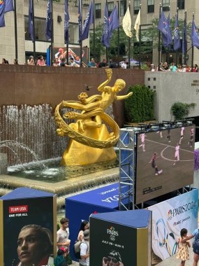 NEW YORK, New York - 28 Temmuz 2024 'te ABD' nin New York şehrindeki Rockefeller Plaza 'daki The Pink' te NBC Olimpiyat İzleme Köyü.