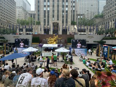 NEW YORK, New York - 28 Temmuz 2024 'te ABD' nin New York şehrindeki Rockefeller Plaza 'daki The Pink' te NBC Olimpiyat İzleme Köyü.