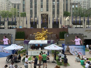 NEW YORK, New York - 28 Temmuz 2024 'te ABD' nin New York şehrindeki Rockefeller Plaza 'daki The Pink' te NBC Olimpiyat İzleme Köyü.