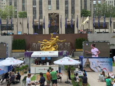 NEW YORK, New York - 28 Temmuz 2024 'te ABD' nin New York şehrindeki Rockefeller Plaza 'daki The Pink' te NBC Olimpiyat İzleme Köyü.