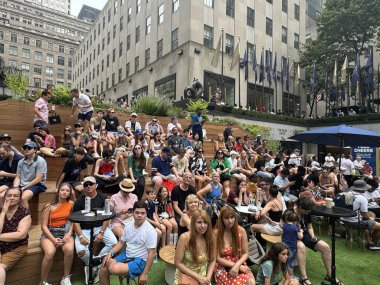 NEW YORK, New York - 28 Temmuz 2024 'te ABD' nin New York şehrindeki Rockefeller Plaza 'daki The Pink' te NBC Olimpiyat İzleme Köyü.