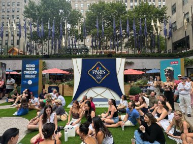 NEW YORK, New York - 28 Temmuz 2024 'te ABD' nin New York şehrindeki Rockefeller Plaza 'daki The Pink' te NBC Olimpiyat İzleme Köyü.