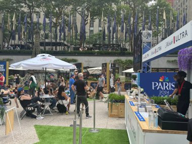 NEW YORK, New York - 28 Temmuz 2024 'te ABD' nin New York şehrindeki Rockefeller Plaza 'daki The Pink' te NBC Olimpiyat İzleme Köyü.