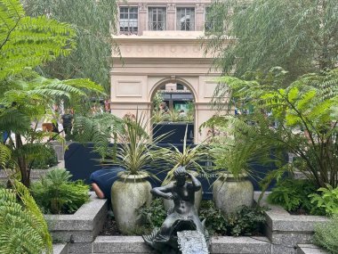 NEW YORK, New York - 28 Temmuz 2024 'te ABD' nin New York şehrindeki Rockefeller Plaza 'daki The Pink' te NBC Olimpiyat İzleme Köyü.