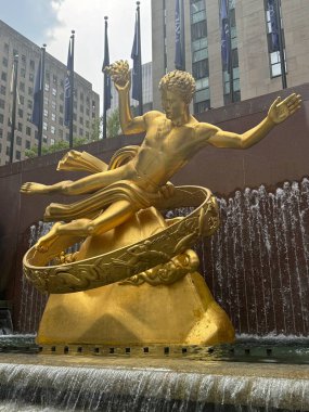 NEW YORK - 20 SEPT: 28 Temmuz 2024 'te Manhattan New York' taki Rockefeller Center 'da Prometheus heykeli. Amerikalı heykeltıraş Paul Manship tarafından yapılmıştır..