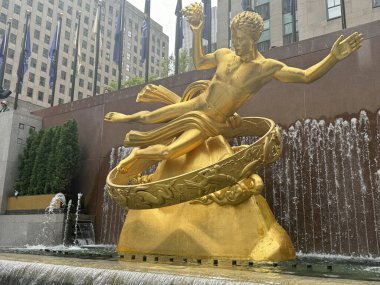 NEW YORK - 20 SEPT: 28 Temmuz 2024 'te Manhattan New York' taki Rockefeller Center 'da Prometheus heykeli. Amerikalı heykeltıraş Paul Manship tarafından yapılmıştır..