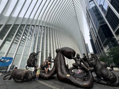 NEW YORK, NY - 28 Temmuz 2024 'te New York' ta Gillie ve Marc 'ın Vahşi Yaşam Harikaları adlı eserinin bir parçası olarak Dostluk Kolları heykeli.