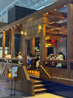 NEW YORK NY - 9 AUG: Bobby Vans Grill Terminal 8, John F. Kennedy Havaalanı, New York, 9 Ağustos 2023.