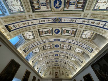 EL ESCORIAL, İspanya - 15 Ağustos 2024 'te İspanya' da Madrid yakınlarındaki San Lorenzo de El Escorial Kraliyet Alanındaki Bölüm Evleri.