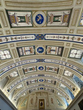 EL ESCORIAL, İspanya - 15 Ağustos 2024 'te İspanya' da Madrid yakınlarındaki San Lorenzo de El Escorial Kraliyet Alanındaki Bölüm Evleri.