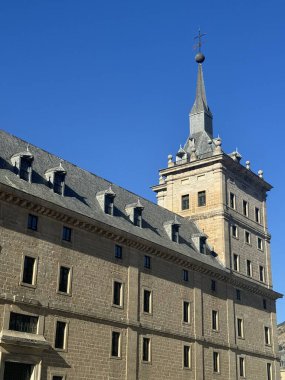 EL ESCORIAL, İspanya - 15 Ağustos 2024 'te İspanya' da Madrid yakınlarındaki San Lorenzo de El Escorial Kraliyet Sitesi.