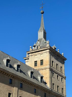 EL ESCORIAL, İspanya - 15 Ağustos 2024 'te İspanya' da Madrid yakınlarındaki San Lorenzo de El Escorial Kraliyet Sitesi.