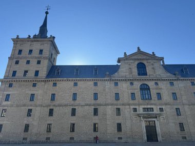 EL ESCORIAL, İspanya - 15 Ağustos 2024 'te İspanya' da Madrid yakınlarındaki San Lorenzo de El Escorial Kraliyet Sitesi.