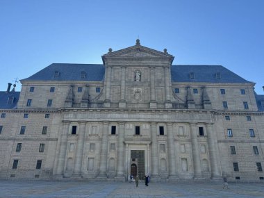EL ESCORIAL, İspanya - 15 Ağustos 2024 'te İspanya' da Madrid yakınlarındaki San Lorenzo de El Escorial Kraliyet Sitesi.