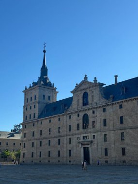 EL ESCORIAL, İspanya - 15 Ağustos 2024 'te İspanya' da Madrid yakınlarındaki San Lorenzo de El Escorial Kraliyet Sitesi.