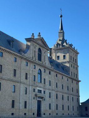 EL ESCORIAL, İspanya - 15 Ağustos 2024 'te İspanya' da Madrid yakınlarındaki San Lorenzo de El Escorial Kraliyet Sitesi.