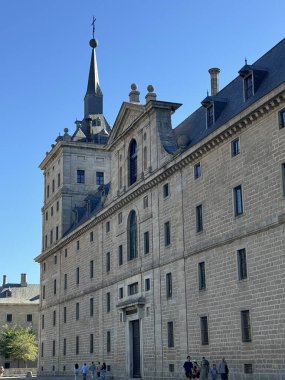 EL ESCORIAL, İspanya - 15 Ağustos 2024 'te İspanya' da Madrid yakınlarındaki San Lorenzo de El Escorial Kraliyet Sitesi.