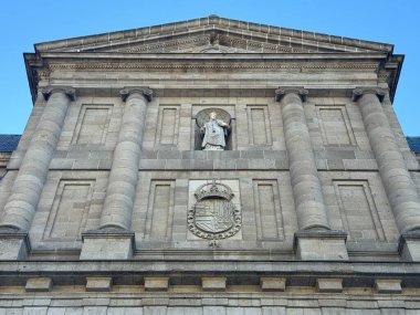 EL ESCORIAL, İspanya - 15 Ağustos 2024 'te İspanya' da Madrid yakınlarındaki San Lorenzo de El Escorial Kraliyet Sitesi.