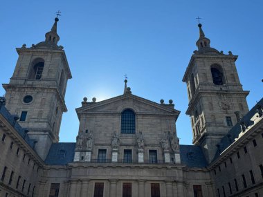 EL ESCORIAL, İspanya - 15 Ağustos 2024 'te İspanya' da Madrid yakınlarındaki San Lorenzo de El Escorial Kraliyet Sitesi.