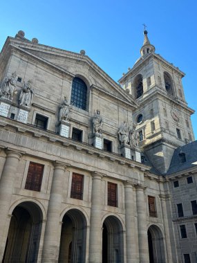 EL ESCORIAL, İspanya - 15 Ağustos 2024 'te İspanya' da Madrid yakınlarındaki San Lorenzo de El Escorial Kraliyet Sitesi.